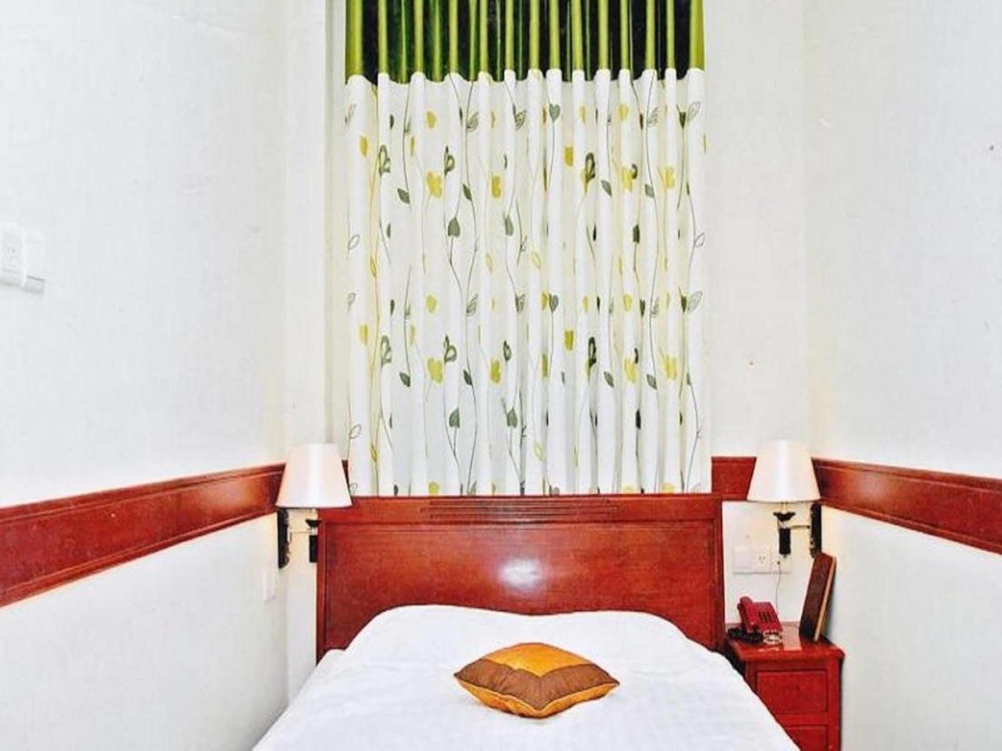 Hoang Thanh Thuy Airport Hotel 1 - Gan Am Thuc Dem Cho Hoang Hoa Tham Ho Chi Minh-Byen Eksteriør billede